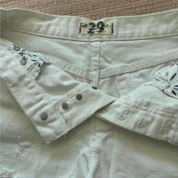 We the Free White Distressed Denim Shorts size 29 - Picture 9 of 9